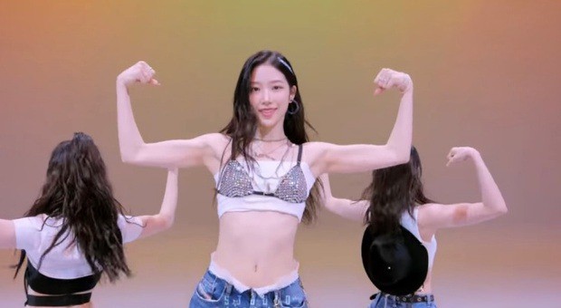 Nữ ca sĩ người Nhật gây tranh cãi vì mặc áo ngực ra sân bay-2