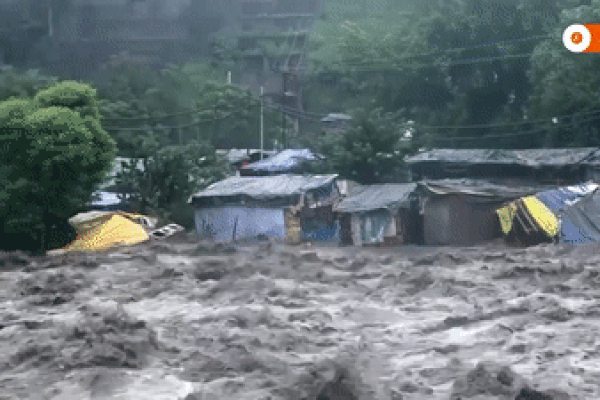 Clip: Kinh hoàng nước lũ dữ dội cuốn trôi một ngôi nhà-1