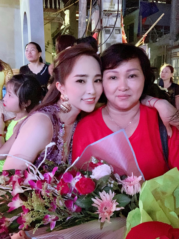 Mẹ ruột kín tiếng của cá sấu chúa Quỳnh Nga: Lặng thầm bên con sau sóng gió tình duyên-1