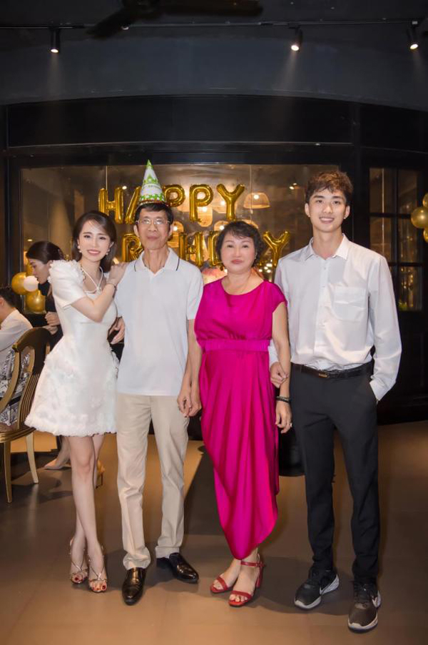 Mẹ ruột kín tiếng của cá sấu chúa Quỳnh Nga: Lặng thầm bên con sau sóng gió tình duyên-2