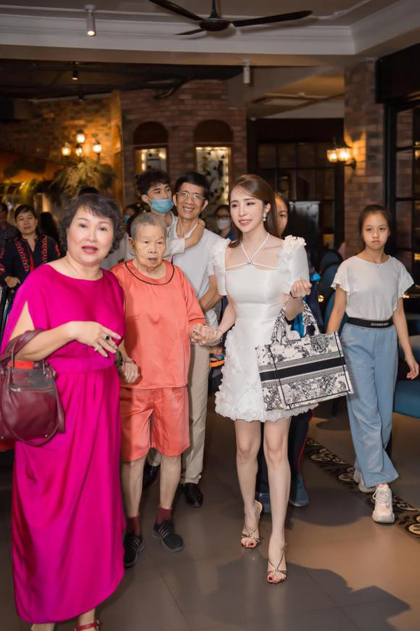 Mẹ ruột kín tiếng của cá sấu chúa Quỳnh Nga: Lặng thầm bên con sau sóng gió tình duyên-3