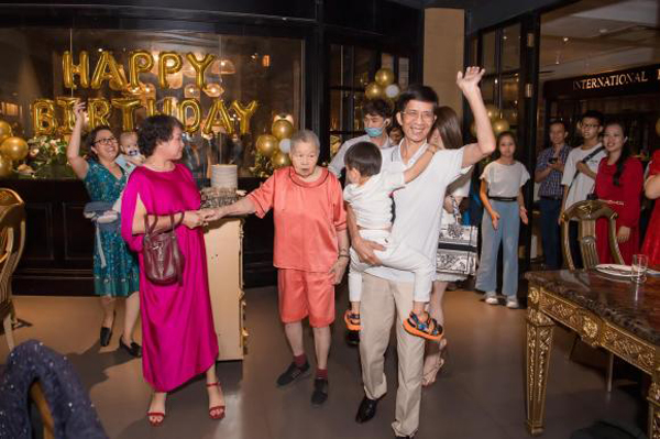 Mẹ ruột kín tiếng của cá sấu chúa Quỳnh Nga: Lặng thầm bên con sau sóng gió tình duyên-7