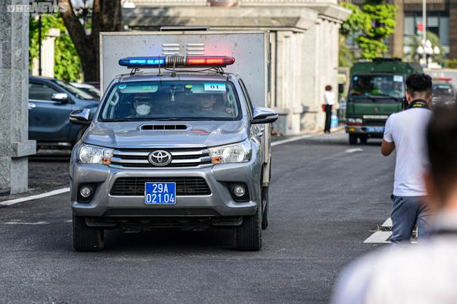 Xét xử vụ chuyến bay giải cứu: Ông Tô Anh Dũng bị dẫn giải tới tòa-2