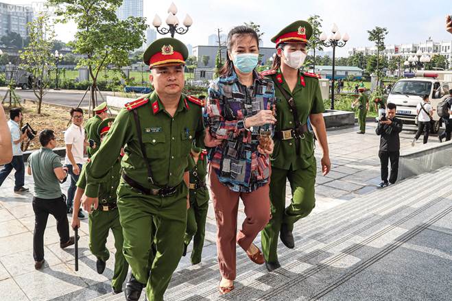 Xét xử vụ chuyến bay giải cứu: Ông Tô Anh Dũng bị dẫn giải tới tòa-4