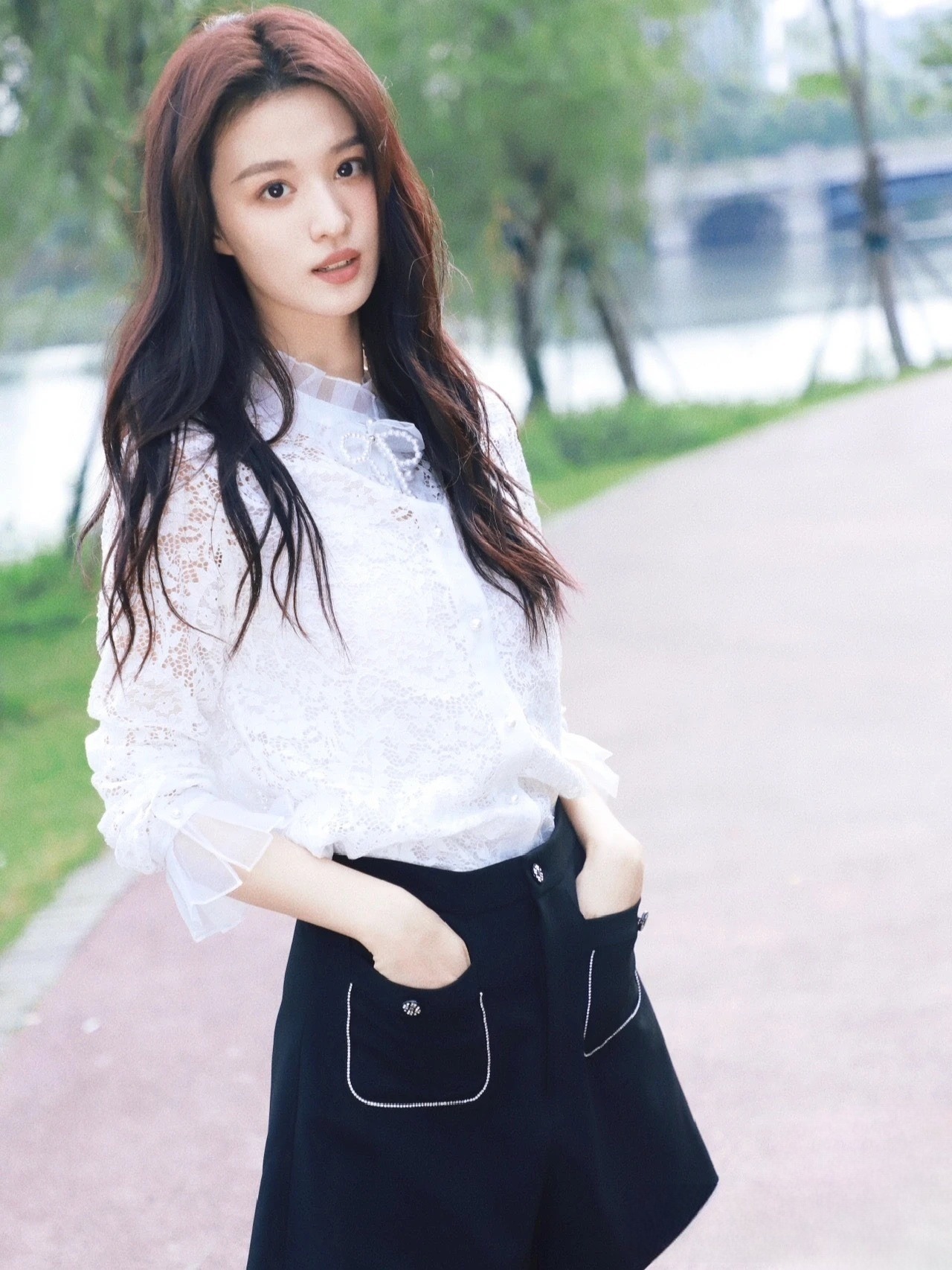 Mặc sơ mi đẹp như nữ chính phim ngôn tình-8