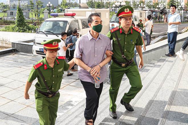 Xét xử vụ chuyến bay giải cứu: Ông Tô Anh Dũng bị dẫn giải tới tòa-5