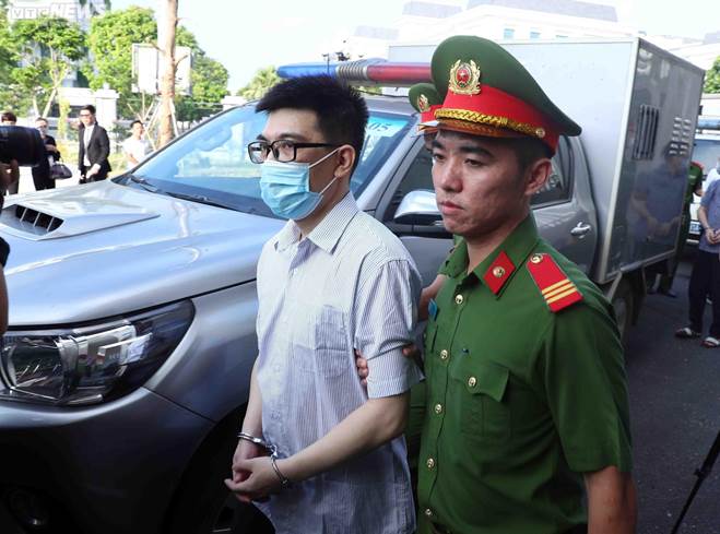 Xét xử vụ chuyến bay giải cứu: Ông Tô Anh Dũng bị dẫn giải tới tòa-6