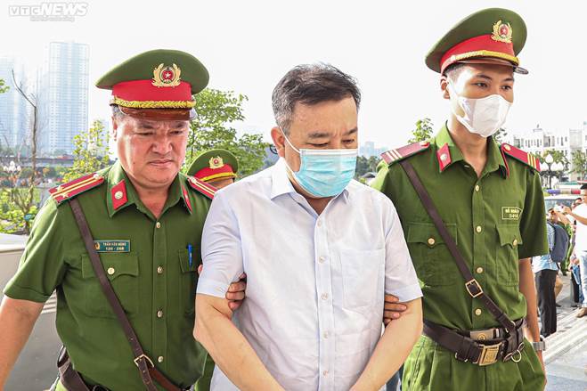 Xét xử vụ chuyến bay giải cứu: Ông Tô Anh Dũng bị dẫn giải tới tòa-7