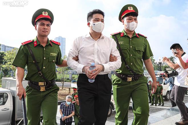 Xét xử vụ chuyến bay giải cứu: Ông Tô Anh Dũng bị dẫn giải tới tòa-3