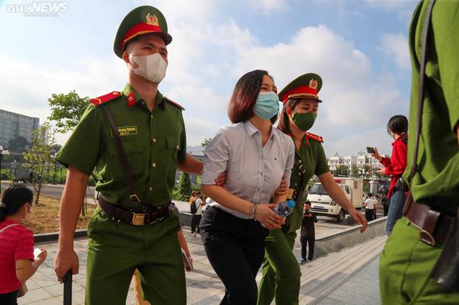 Xét xử vụ chuyến bay giải cứu: Ông Tô Anh Dũng bị dẫn giải tới tòa-9