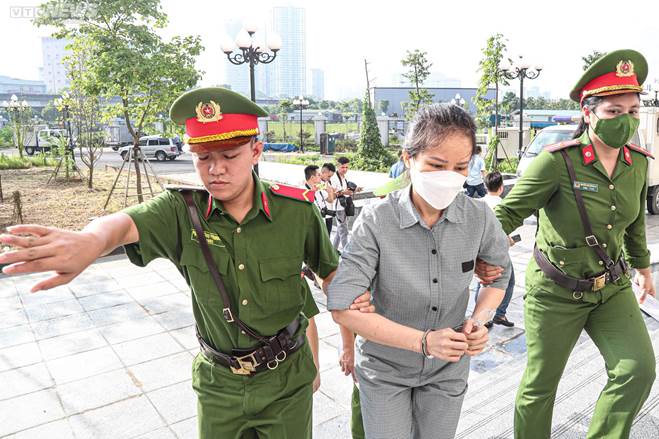 Xét xử vụ chuyến bay giải cứu: Ông Tô Anh Dũng bị dẫn giải tới tòa-10