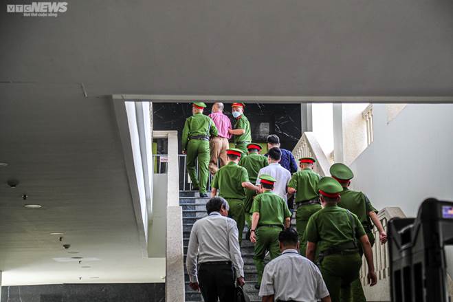 Xét xử vụ chuyến bay giải cứu: Ông Tô Anh Dũng bị dẫn giải tới tòa-11