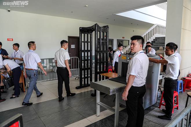 Xét xử vụ chuyến bay giải cứu: Ông Tô Anh Dũng bị dẫn giải tới tòa-12