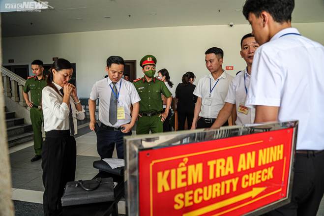 Xét xử vụ chuyến bay giải cứu: Ông Tô Anh Dũng bị dẫn giải tới tòa-13