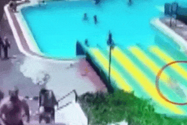 Clip: Chơi cầu trượt nước ở khách sạn 5 sao, nam du khách thiệt mạng