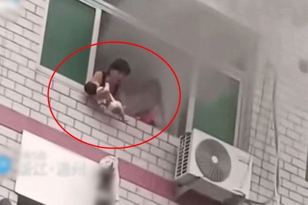 Khoảnh khắc kinh hoàng người mẹ buộc phải ném con mới sinh từ tầng 4 xuống để cứu con-1