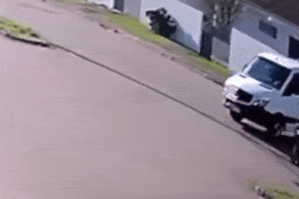 Clip: Đột ngột chạy sang đường, bé gái bị xe máy tông trúng-1