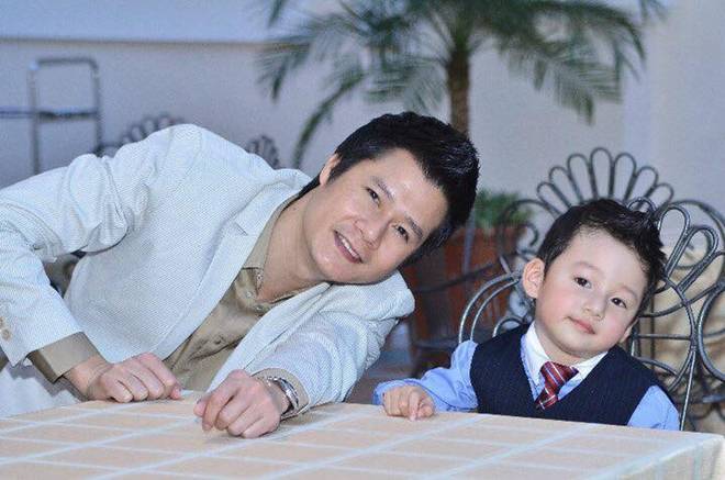 Quang Dũng đi về giữa Mỹ - Việt Nam thăm con trai Jennifer Phạm luân phiên mỗi tháng, U50 lên chức ông-1