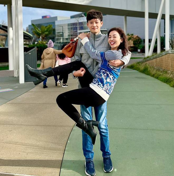 Quang Dũng đi về giữa Mỹ - Việt Nam thăm con trai Jennifer Phạm luân phiên mỗi tháng, U50 lên chức ông-7