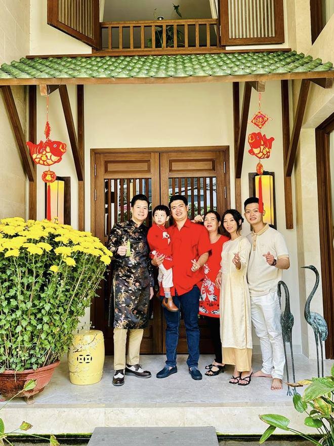 Quang Dũng đi về giữa Mỹ - Việt Nam thăm con trai Jennifer Phạm luân phiên mỗi tháng, U50 lên chức ông-11