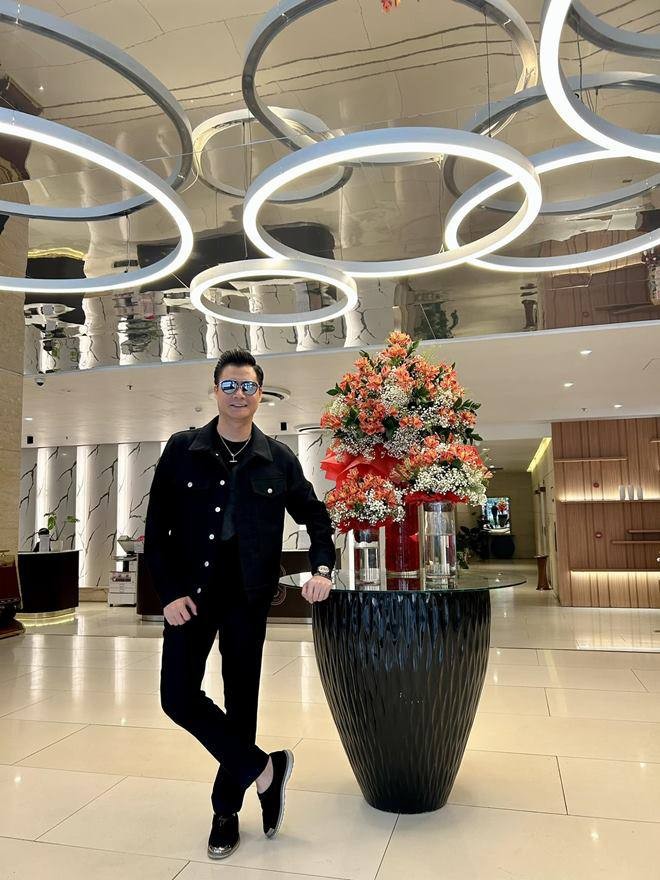 Quang Dũng đi về giữa Mỹ - Việt Nam thăm con trai Jennifer Phạm luân phiên mỗi tháng, U50 lên chức ông-12