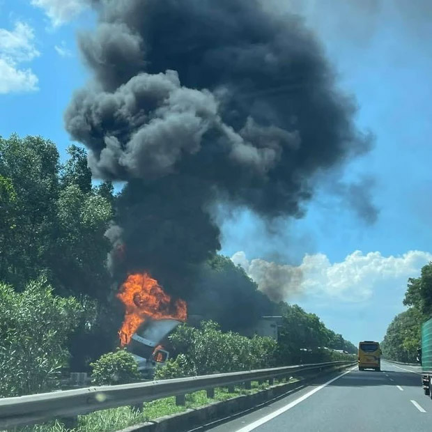Ô tô bất ngờ bốc cháy dữ dội trên cao tốc Pháp Vân - Cầu Giẽ-1