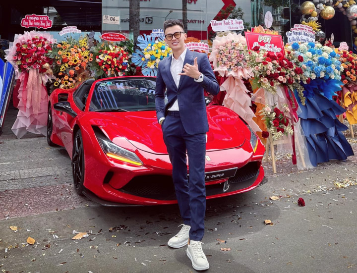 Showroom của Phan Công Khanh tại TP.HCM sạch bách siêu xe-3