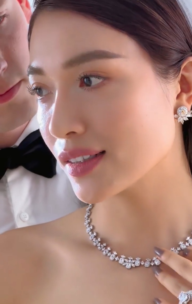 Rộ tin Á hậu Vbiz lên xe hoa với chồng Tây, danh tính nửa kia được hé lộ?-1