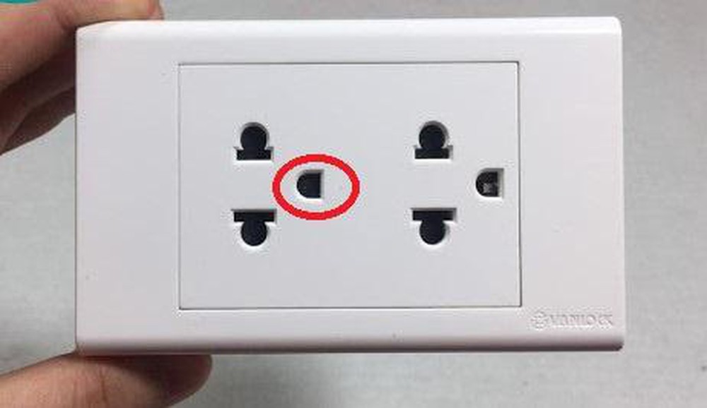 Vào phòng vệ sinh khách sạn, người đàn ông phát hiện camera ẩn được ngụy trang” trong vật dụng không ngờ tới-3