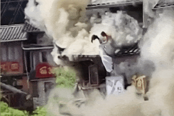 Clip: Kinh hoàng du khách trượt chân rơi xuống khi leo vách đá-1