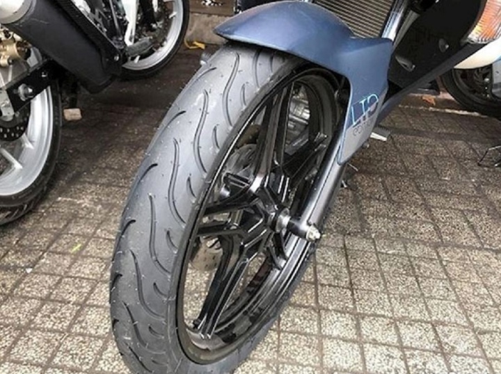 Vì sao lốp trước xe máy có gai ngược?-1
