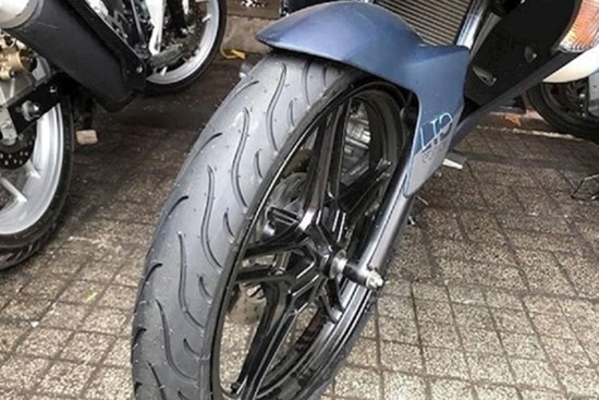 Vì sao lốp trước xe máy có gai ngược?