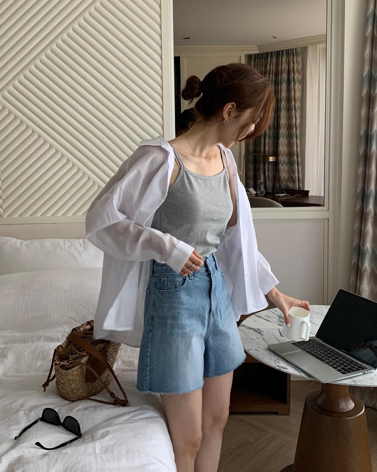 Mặc đẹp ngày nắng gắt với áo sơ mi khoác ngoài-1