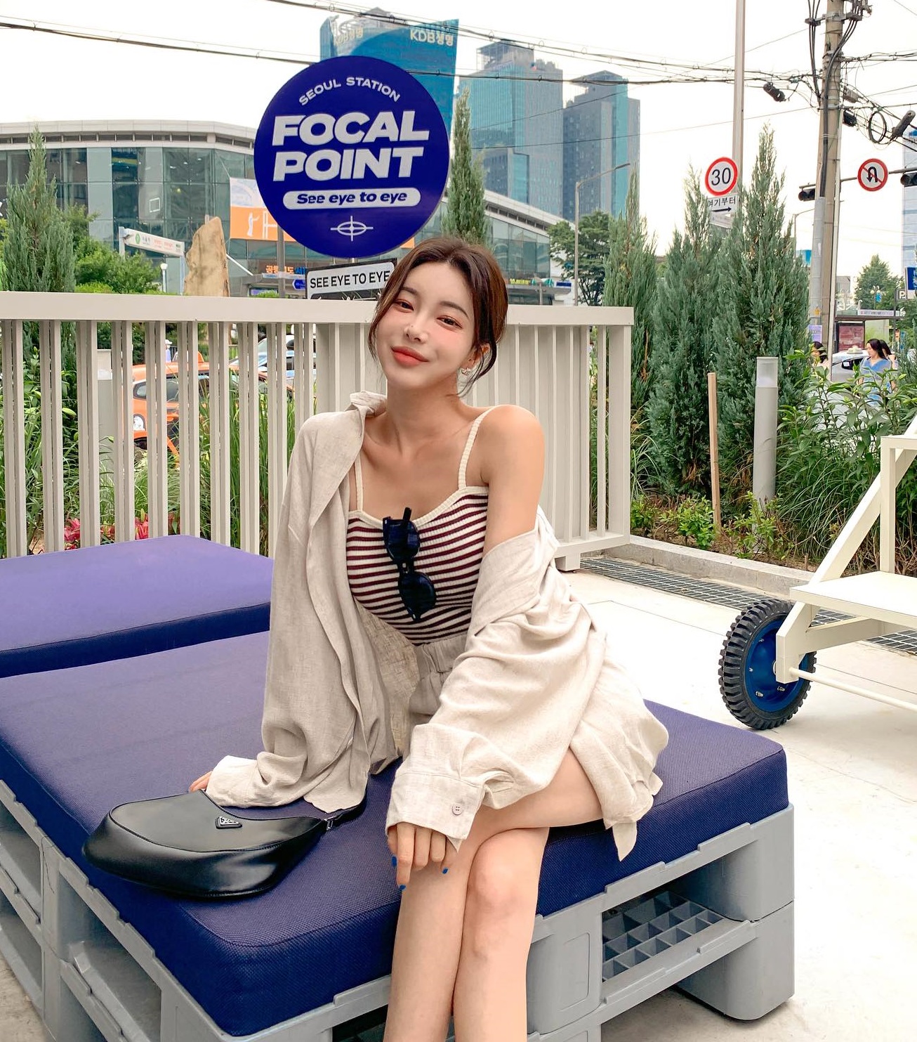 Mặc đẹp ngày nắng gắt với áo sơ mi khoác ngoài-10