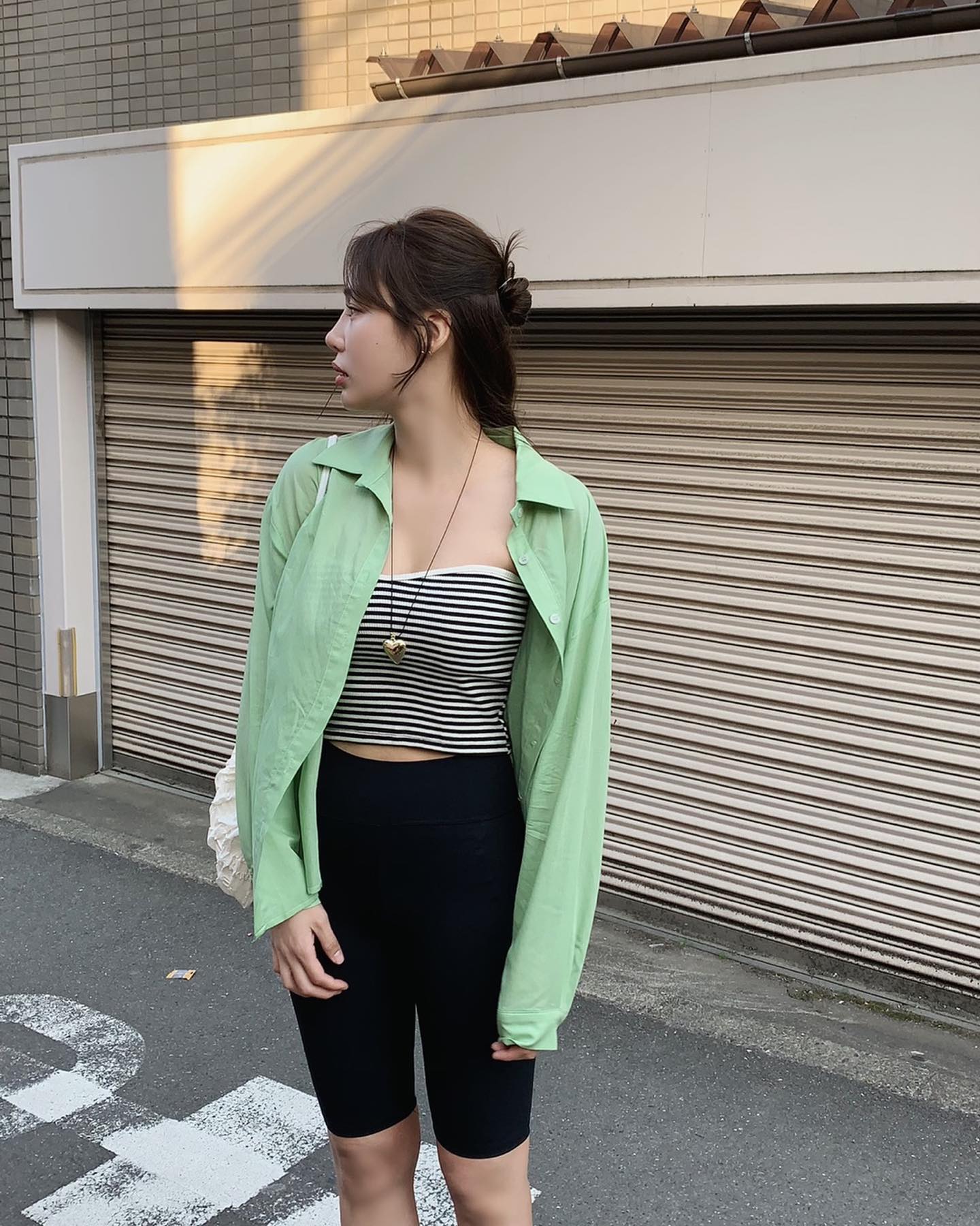 Mặc đẹp ngày nắng gắt với áo sơ mi khoác ngoài-4