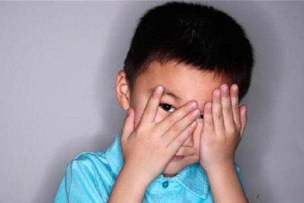 Con trai 7 tuổi kể với hàng xóm thấy bố mẹ hôn nhau, cách người mẹ xử lý sau đó ai cũng không ngờ tới-1