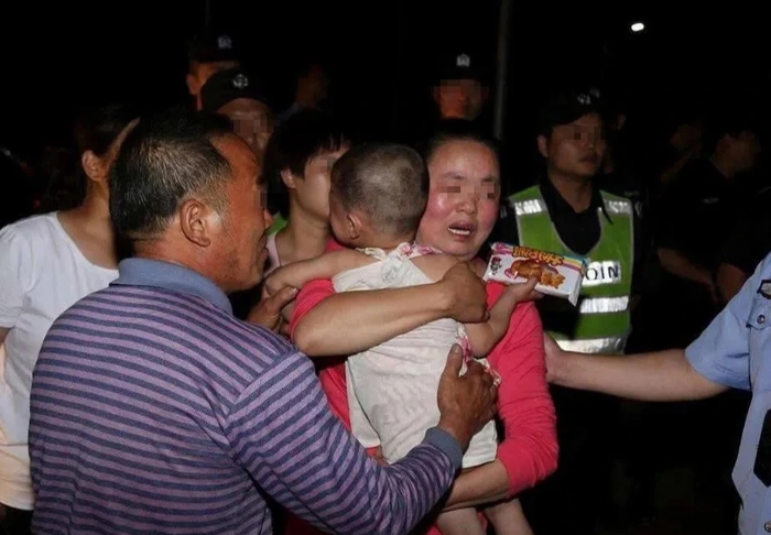 Cặp sinh đôi 3 tuổi bị bọn buôn người bắt cóc, người anh nói một câu khiến kẻ xấu bỏ chạy-1