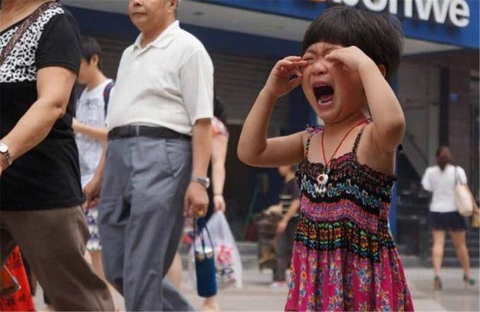 Cặp sinh đôi 3 tuổi bị bọn buôn người bắt cóc, người anh nói một câu khiến kẻ xấu bỏ chạy-2