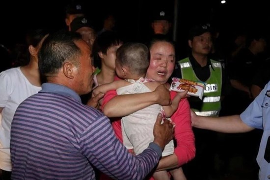 Cặp sinh đôi 3 tuổi bị bọn buôn người bắt cóc, người anh nói một câu khiến kẻ xấu bỏ chạy