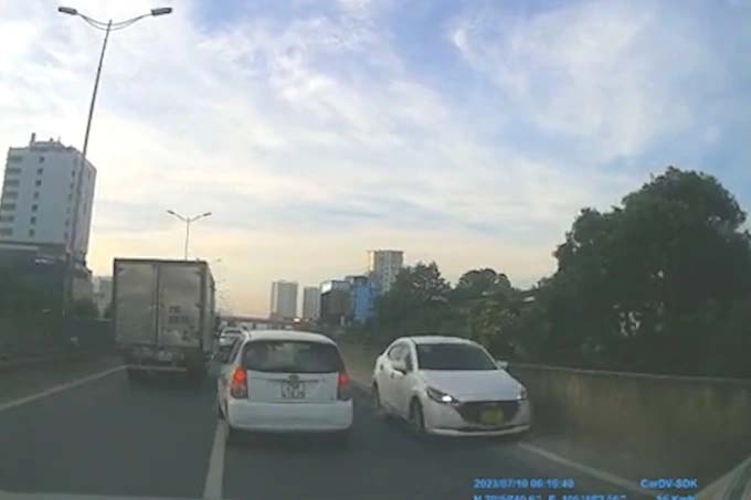 Hà Nội: Nữ tài xế liều mạng đi ngược chiều đường Vành đai 3 trên cao-1