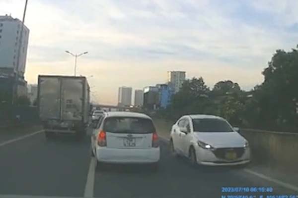 TPHCM: Bé 7 tuổi nghi bị cha xâm hại, hàng xóm đưa vào bệnh viện cầu cứu-3