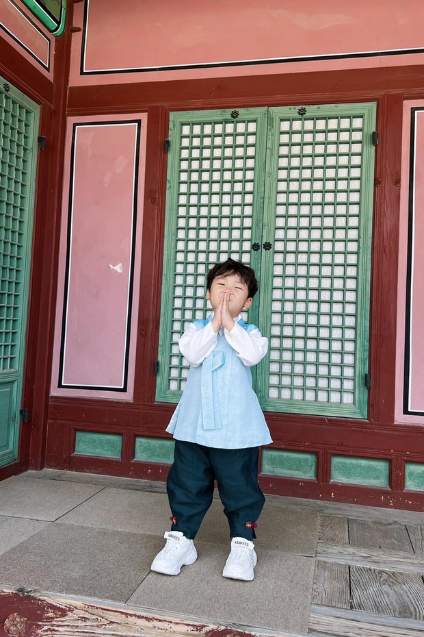 Con trai Hòa Minzy được khen cao lớn chuẩn soái ca nhí, mẹ tiết lộ chiều cao thật-7