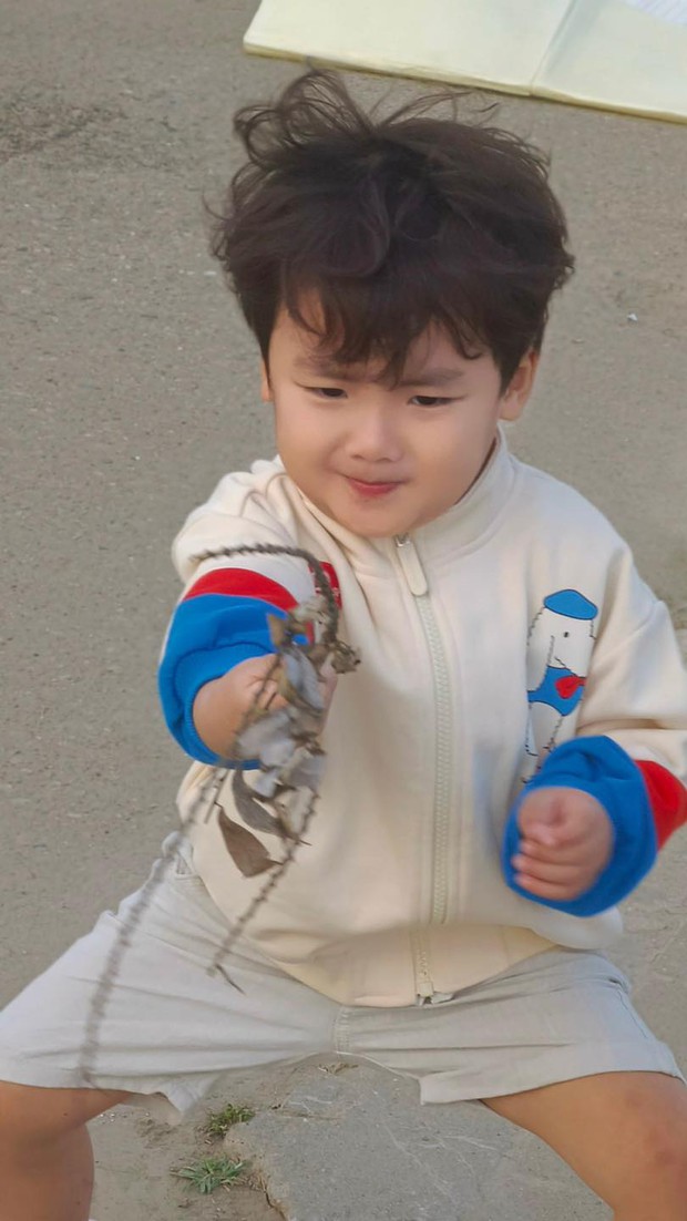 Con trai Hòa Minzy được khen cao lớn chuẩn soái ca nhí, mẹ tiết lộ chiều cao thật-4