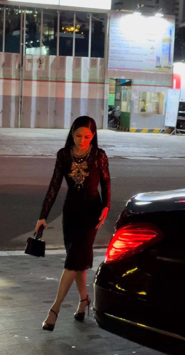 Mẹ chồng Hà Tăng lọt vào cam thường, sắc vóc phu nhân vua hàng hiệu gây choáng ngợp-2