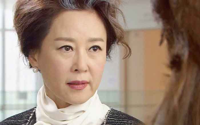 Nhờ bố mở nắp chai nước, con gái tôi bị bà nội mắng: Mẹ nào con nấy, õng ẹo như nhau”-1