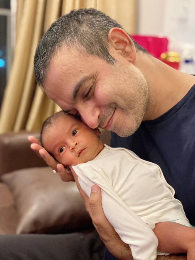 Võ Hạ Trâm lần đầu hé lộ ảnh con gái lai Ấn Độ lúc chào đời đen nhẻm giống bố, giờ 2 tuổi trắng trẻo, mặt nét xinh-1