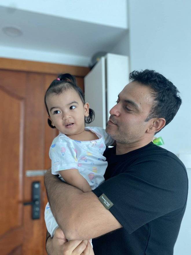 Võ Hạ Trâm lần đầu hé lộ ảnh con gái lai Ấn Độ lúc chào đời đen nhẻm giống bố, giờ 2 tuổi trắng trẻo, mặt nét xinh-3