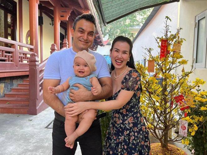 Võ Hạ Trâm lần đầu hé lộ ảnh con gái lai Ấn Độ lúc chào đời đen nhẻm giống bố, giờ 2 tuổi trắng trẻo, mặt nét xinh-6