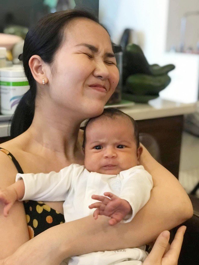 Võ Hạ Trâm lần đầu hé lộ ảnh con gái lai Ấn Độ lúc chào đời đen nhẻm giống bố, giờ 2 tuổi trắng trẻo, mặt nét xinh-7