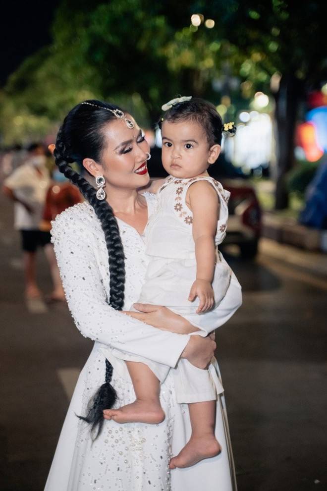 Võ Hạ Trâm lần đầu hé lộ ảnh con gái lai Ấn Độ lúc chào đời đen nhẻm giống bố, giờ 2 tuổi trắng trẻo, mặt nét xinh-9